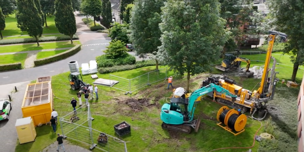 Lagetemperatuurwarmte uit uniek systeem van bodemlussen zorgt voor gasloze verwarming in Wierdense appartementen